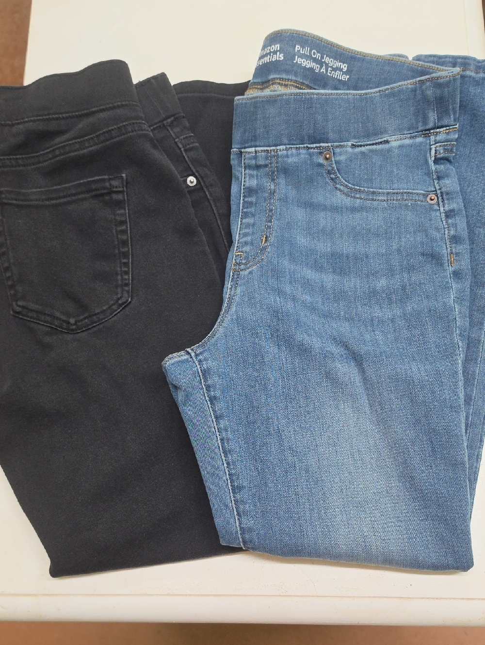 Amazon Essentials Women's Pull-On Jeggings - Black & Medium Blue Denim